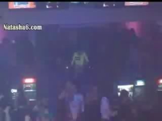 Dua penis di belahan dada pesona di disco klub malam