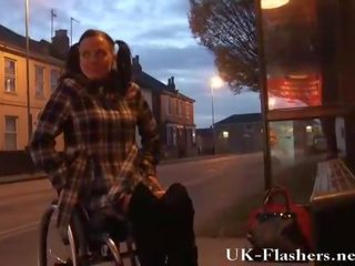 Disabled leah kaprīze mirgo vāvere uz publisks