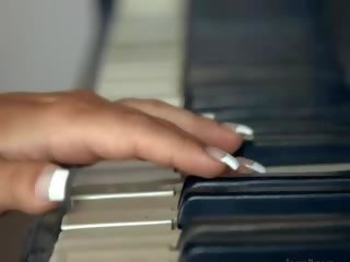 Buah dada besar blondie mempermainkan merebut di itu piano