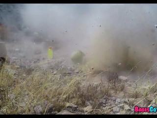 Exército cadelas quadrilha para cima em ele em o desert: grátis hd adulto vídeo de