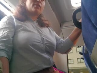 Vujaristas vilioja milf į suck&jerk jo varpa į autobusas: mėgėjiškas x įvertinti klipas feat. expressiagirl