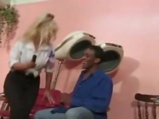 Inter-racial buttfuck em o cabelo salon
